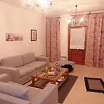 公寓 διαμερισμα με κηπο στο κεντρο